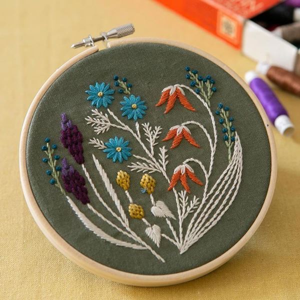 PHC-082-1 刺しゅうキット マカベアリス 野の花の刺繍フレーム カーキ (袋)