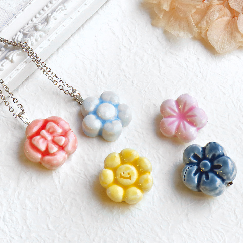「粘土×レジン」陶器風アクセサリー(ネックレス&ブローチ)