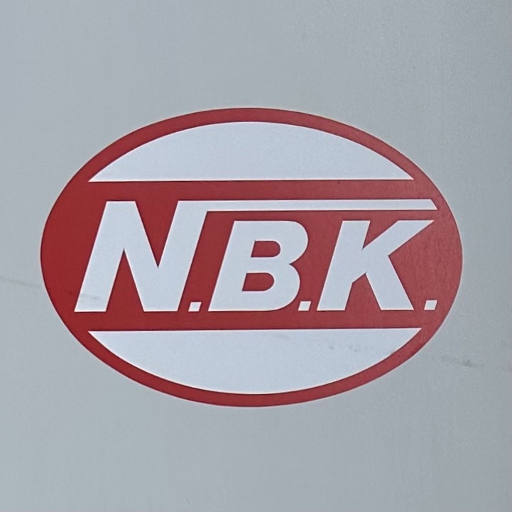 「NBK」マーク
