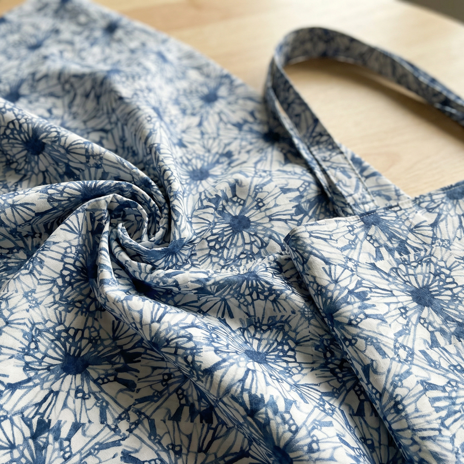 【15%OFF】【0119新柄】FSP-908 WH地 水彩 青 四角の中に花 FreeSpirit フリースピリット USAプリント m単位 (m)