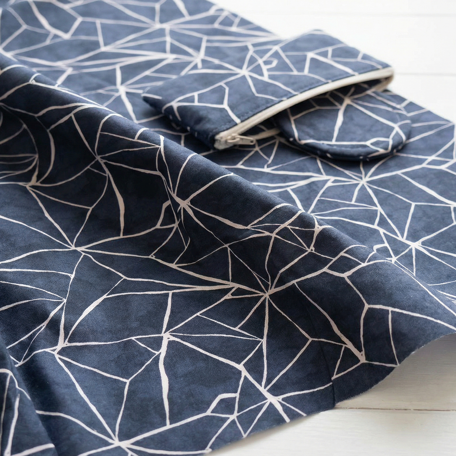 【15%OFF】【0119新柄】FSP-904 ネイビー地 水彩 ひび割れ風柄 FreeSpirit フリースピリット USAプリント m単位 (m)