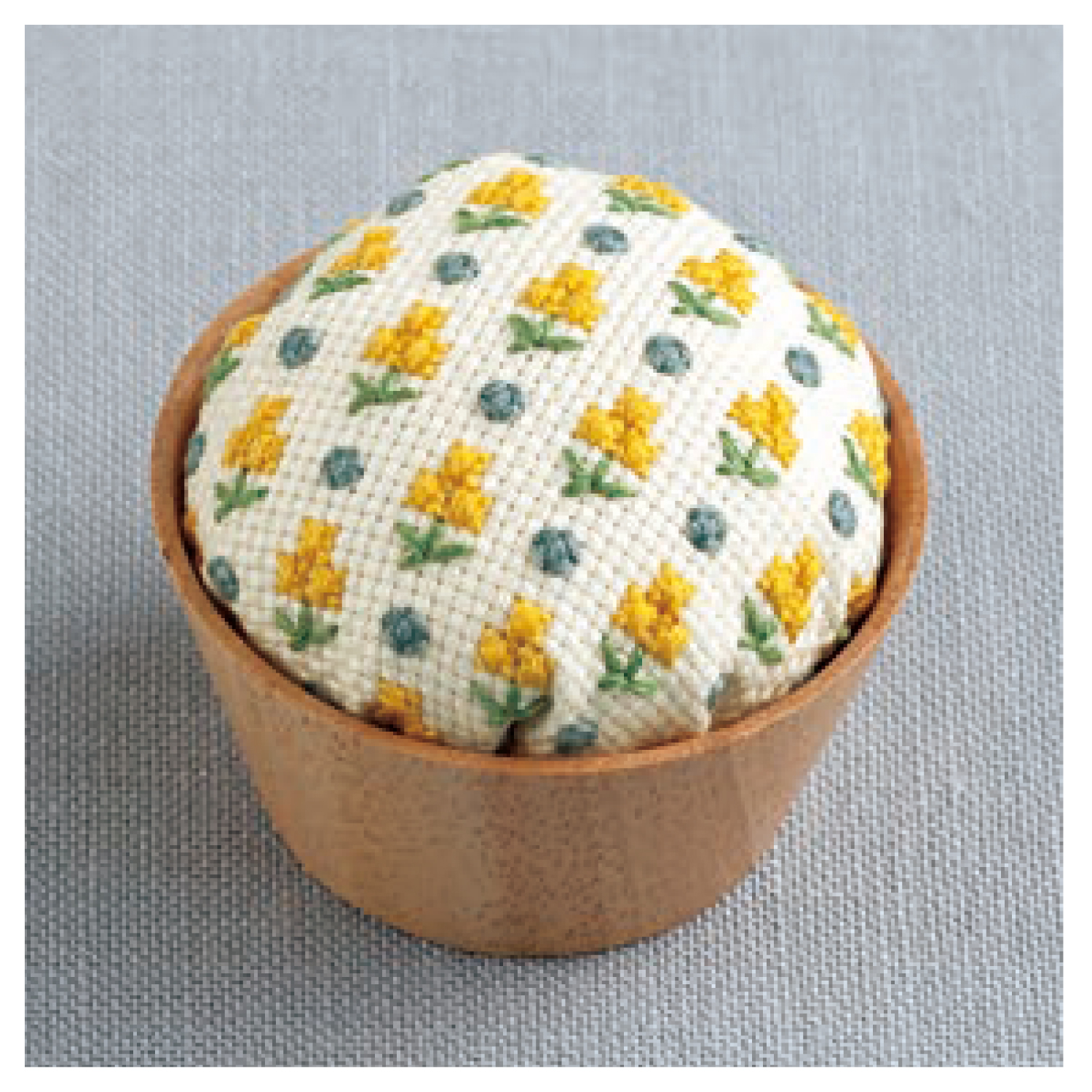 【刺繍受注会】【お取り寄せ・返品不可】CSK2316 ウッドボールのピンクッションキット 黄色い花 (袋)