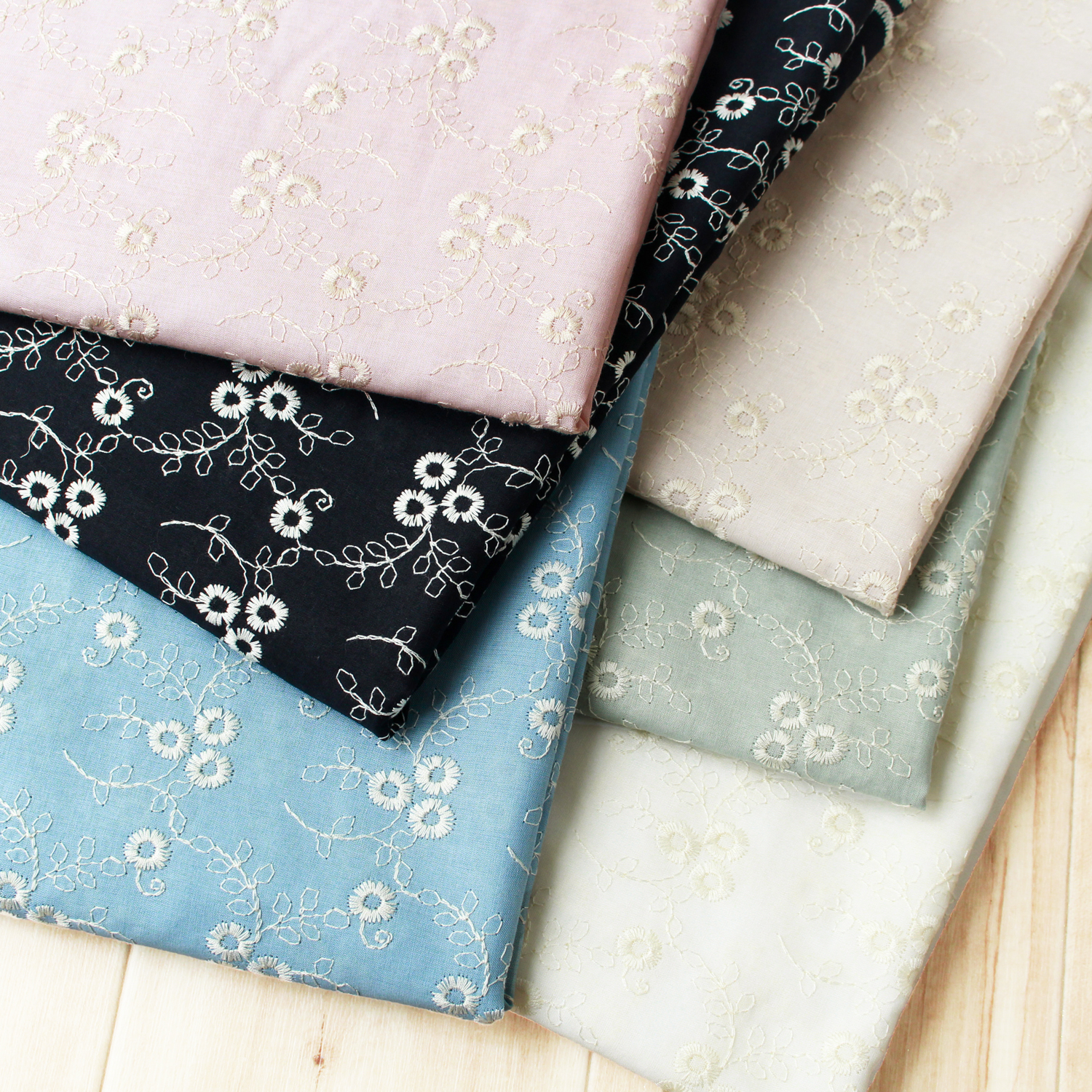 両耳スカラップ綿ローン刺繍生地」が入荷しました！ - 日本紐釦貿易 