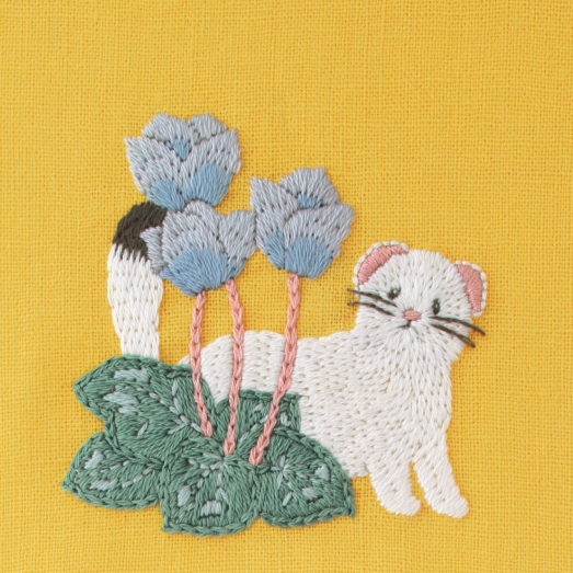 DMC-JPT113 DMC Chicchi 「動物と季節の植物が彩る12か月」刺繍キット ひょっこりオコジョさん (個)