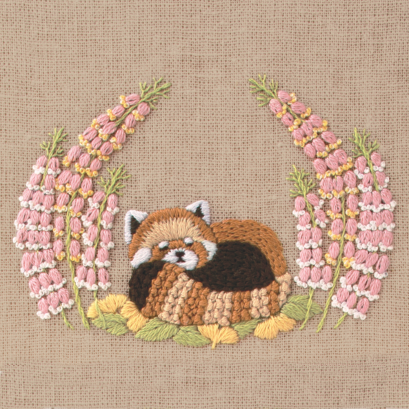 DMC-JPT122 DMC Chicchi 「動物と季節の植物が彩る12か月」刺繍キット 眠るレッサーパンダさん (個)
