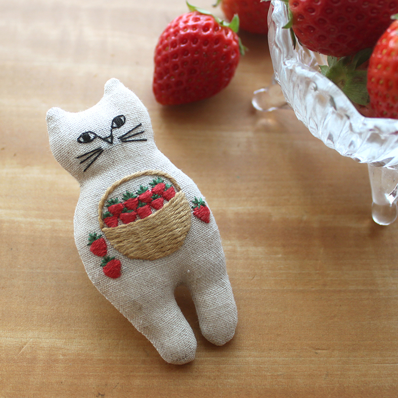 PHC-124-1 Embroidery kit "nekogao brooch kit" -Strawberry basket- (pcs)