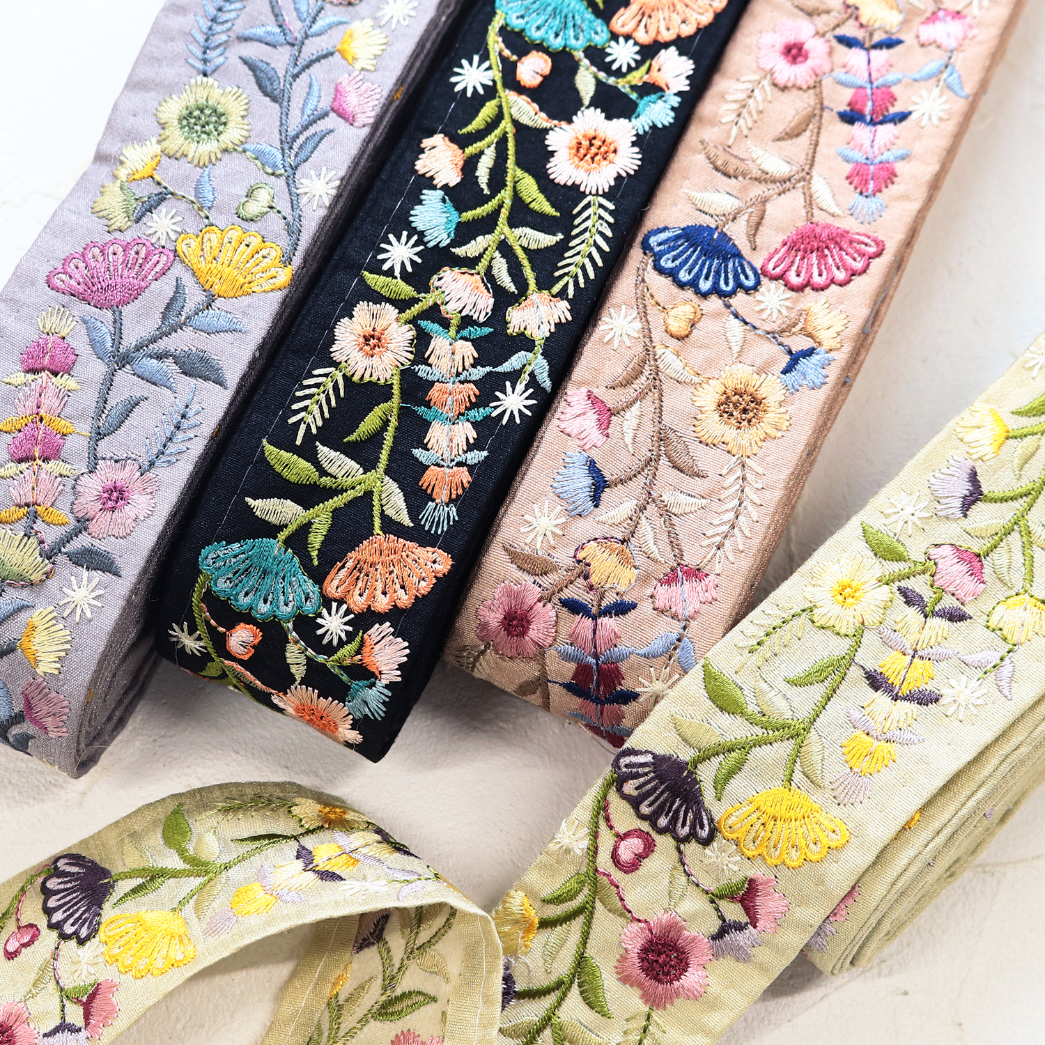KF-R258 Indian embroidery ribbon width approx. 4.7cm x approx. 9m (roll)