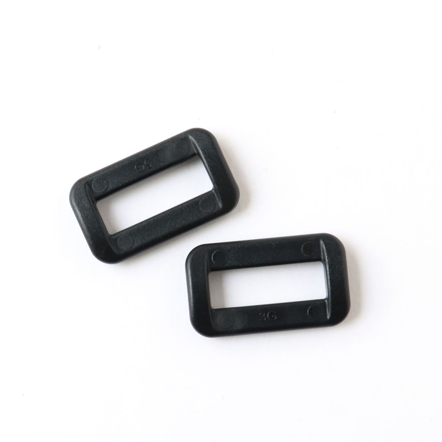 LT20-580 Plastic Hardware Rectangular Ring 21mm wide 2pcs (bag)