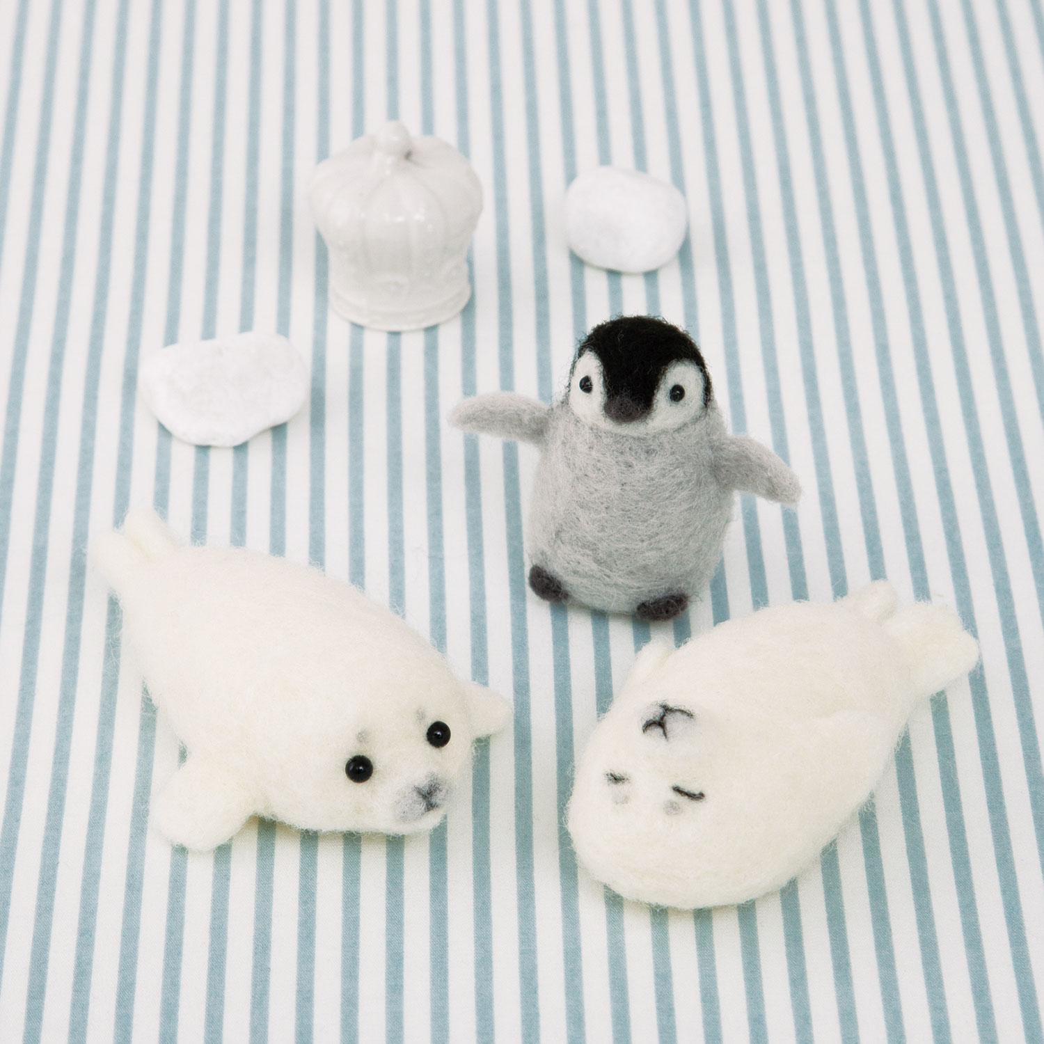 H441-584 HAMANAKA Needle Felting KIT Baby animals made with ACRANE "Penguin and baby seal" (pcs)