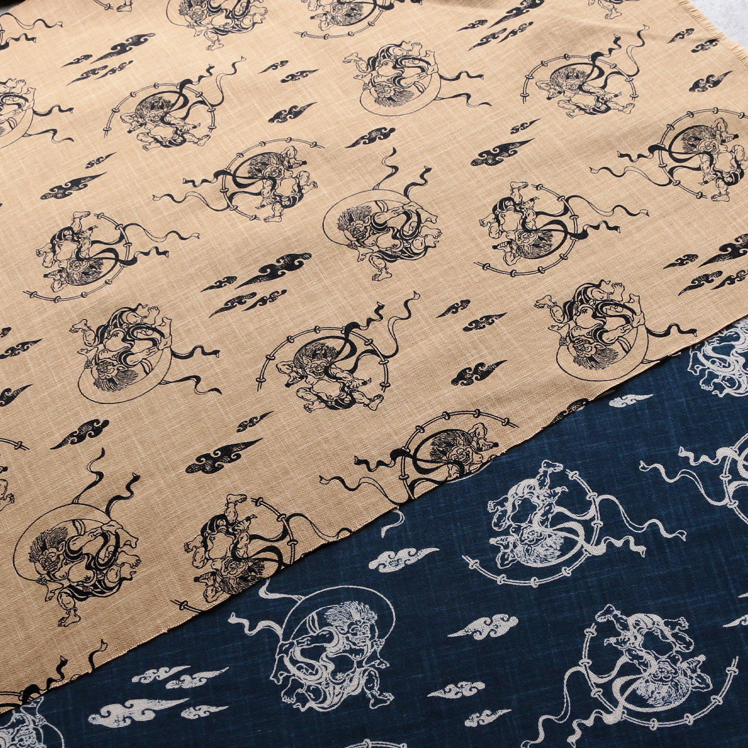 ■KW7070R-8 Japanese Pattern Fabric Indigo Dye Butcher Fujin Raijin Raw Fabric Approximately 11m (Roll)
