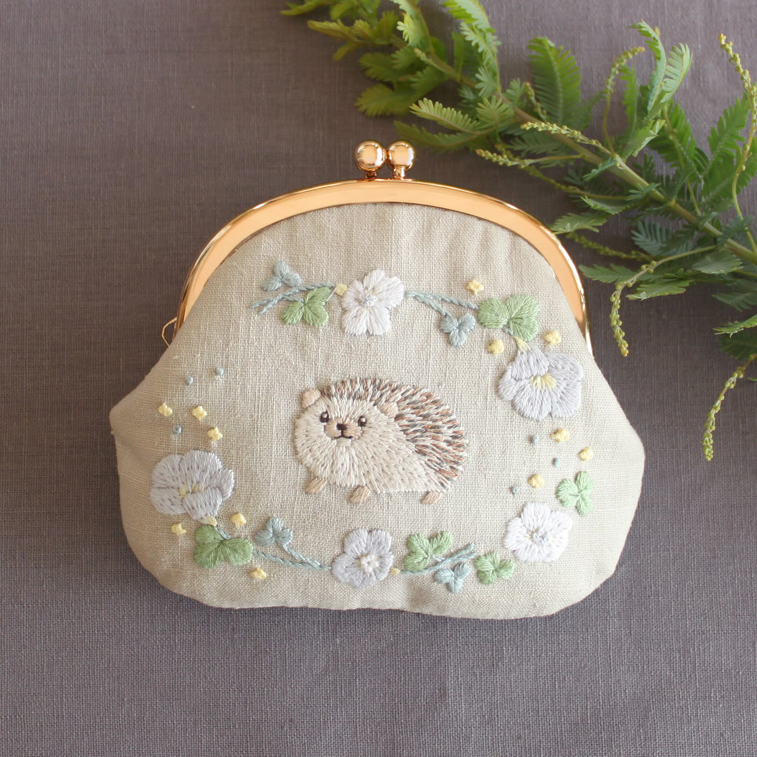 PHC-131-1  chicchiさんの動物刺繍キット[図案印刷済] -はりねずみさんとオキザリスのがま口-（袋）