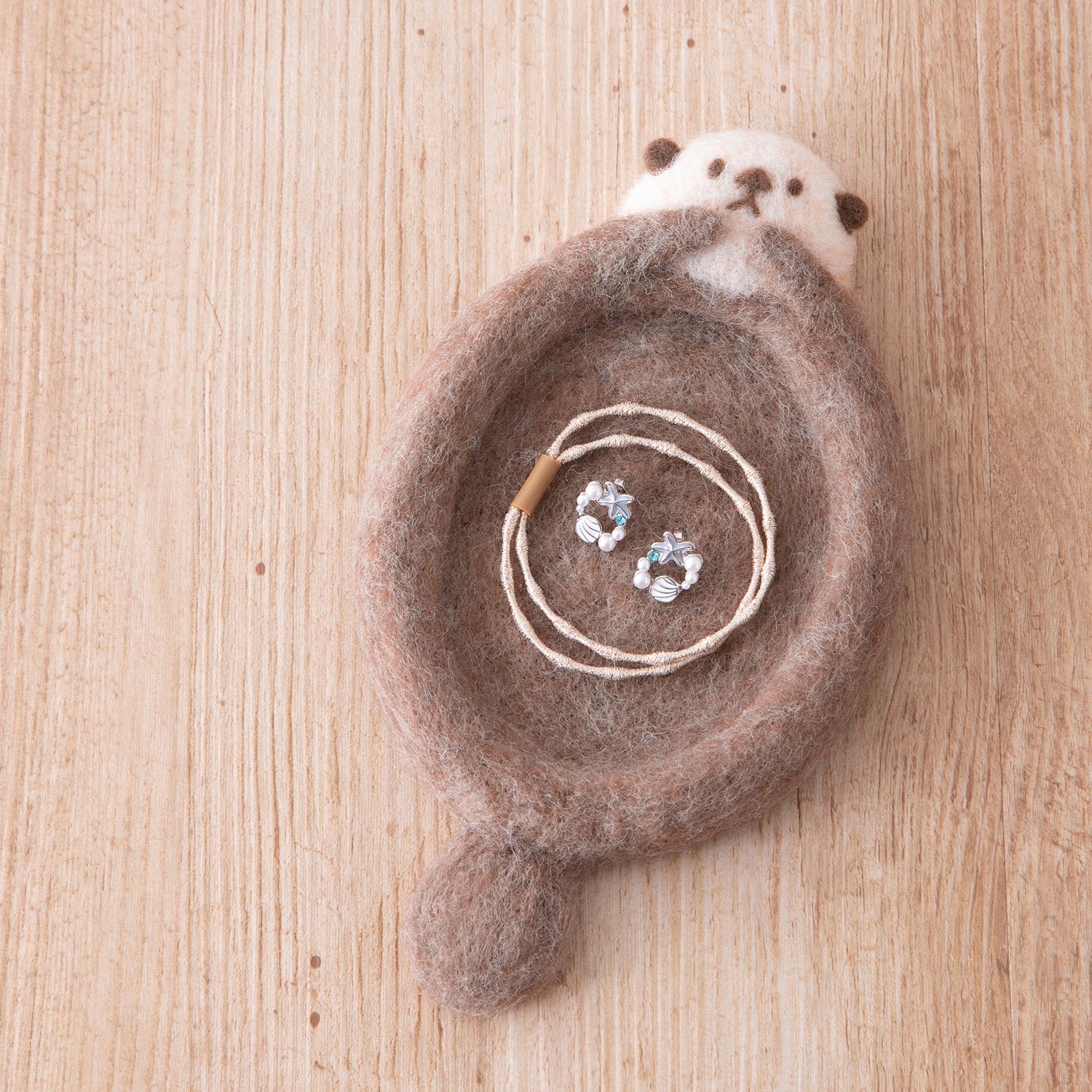 【年内終了】【お取り寄せ・返品不可】H441-652 ラッコの赤ちゃんのアクセサリートレー 羊毛フェルトキット (個)