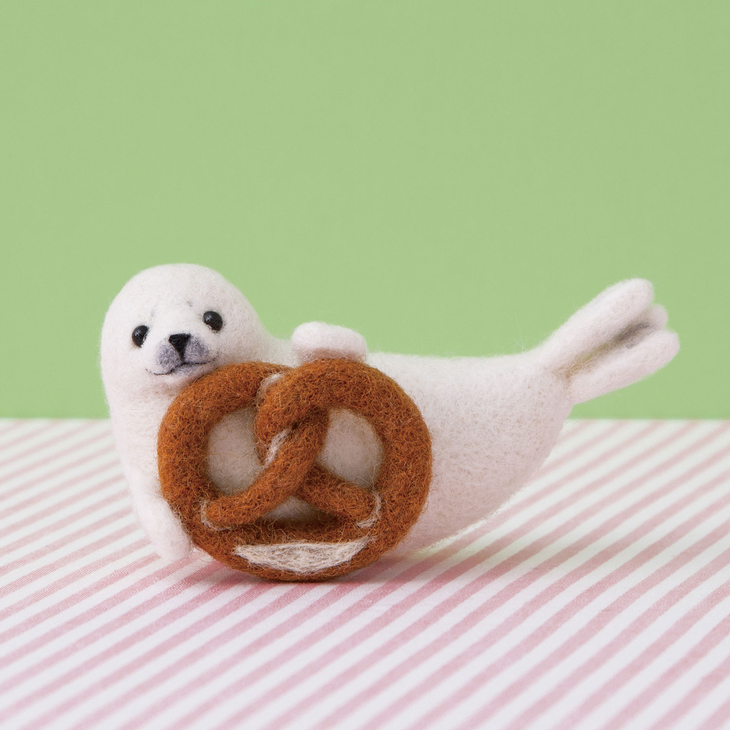 [On order/not returnable] H441-663 Animal and snack mascots made from felt wool: baby seal and pretzel (pcs)