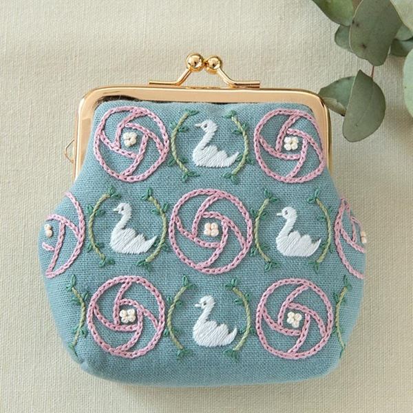 PHC-081 Chicchiさんの動物刺しゅうキット 白鳥さんとローズのプチがま口 (袋)「手芸材料の卸売りサイトChuko Online」
