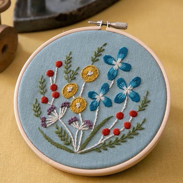 PHC-082-2 刺しゅうキット マカベアリス 野の花の刺繍フレーム ライトブルー (袋)
