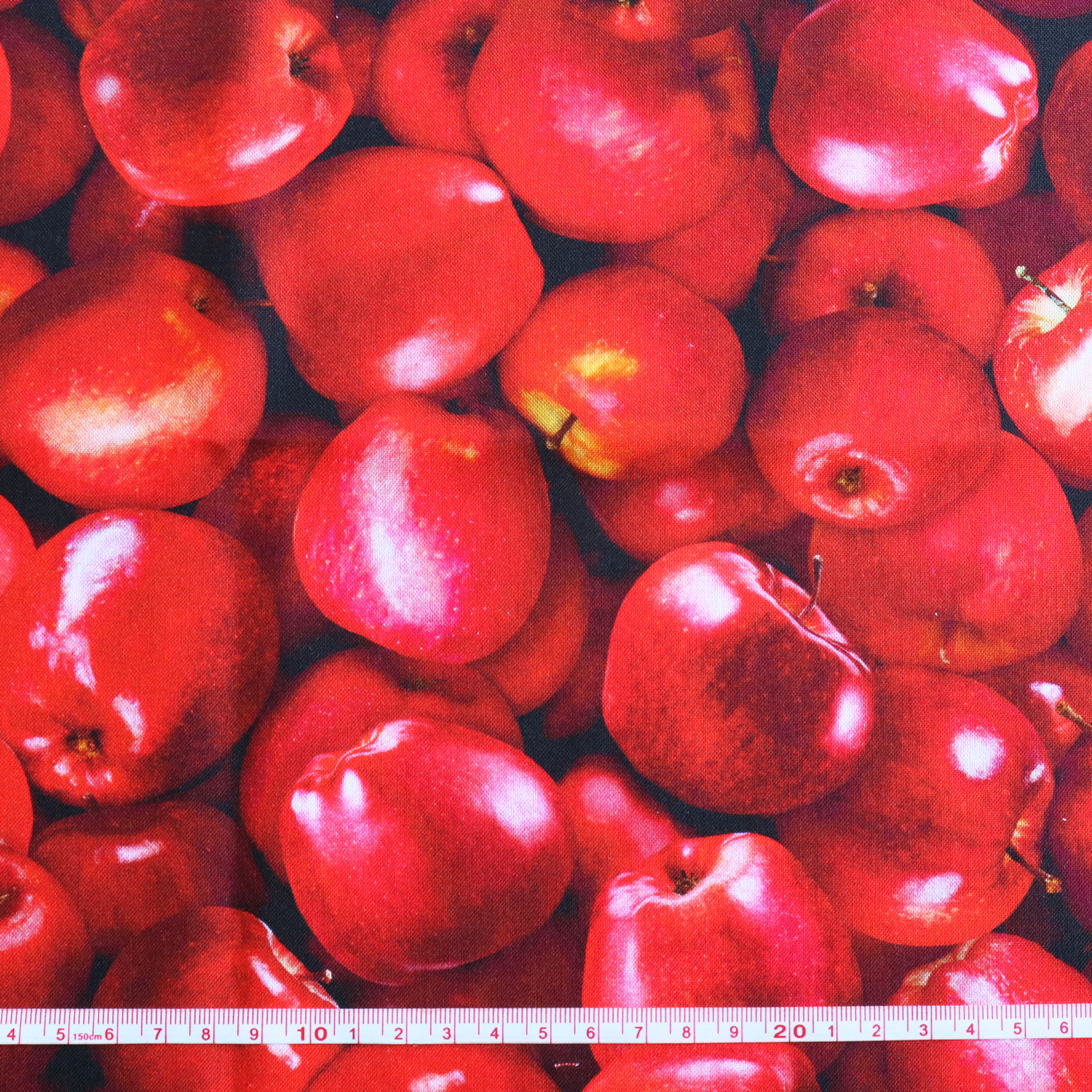 1012新柄】FRUIT-CD1370-RED リアルプリント りんご総柄Lサイズ TimeLess Treasures タイムレストレジャー  USAプリント生地 1m単位 (m)「手芸材料の卸売りサイトChuko Online」