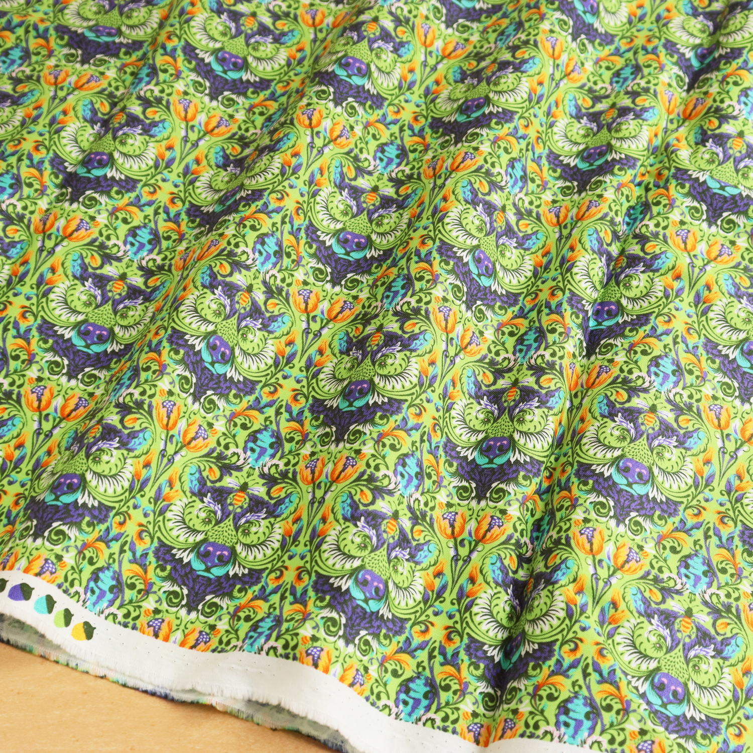 FSP-233　グリーンネイビー系地　トラとハチ　FreeSpirit Fabrics フリースピリット TULA PINK -チュラ・ピンク- USAプリント 巾約110cm 1m単位 (m)