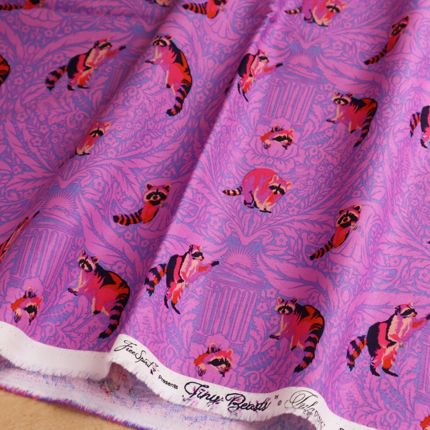 FSP-234　パープル地　あらいぐま　FreeSpirit Fabrics フリースピリット TULA PINK -チュラ・ピンク- USAプリント 巾約110cm 1m単位 (m)