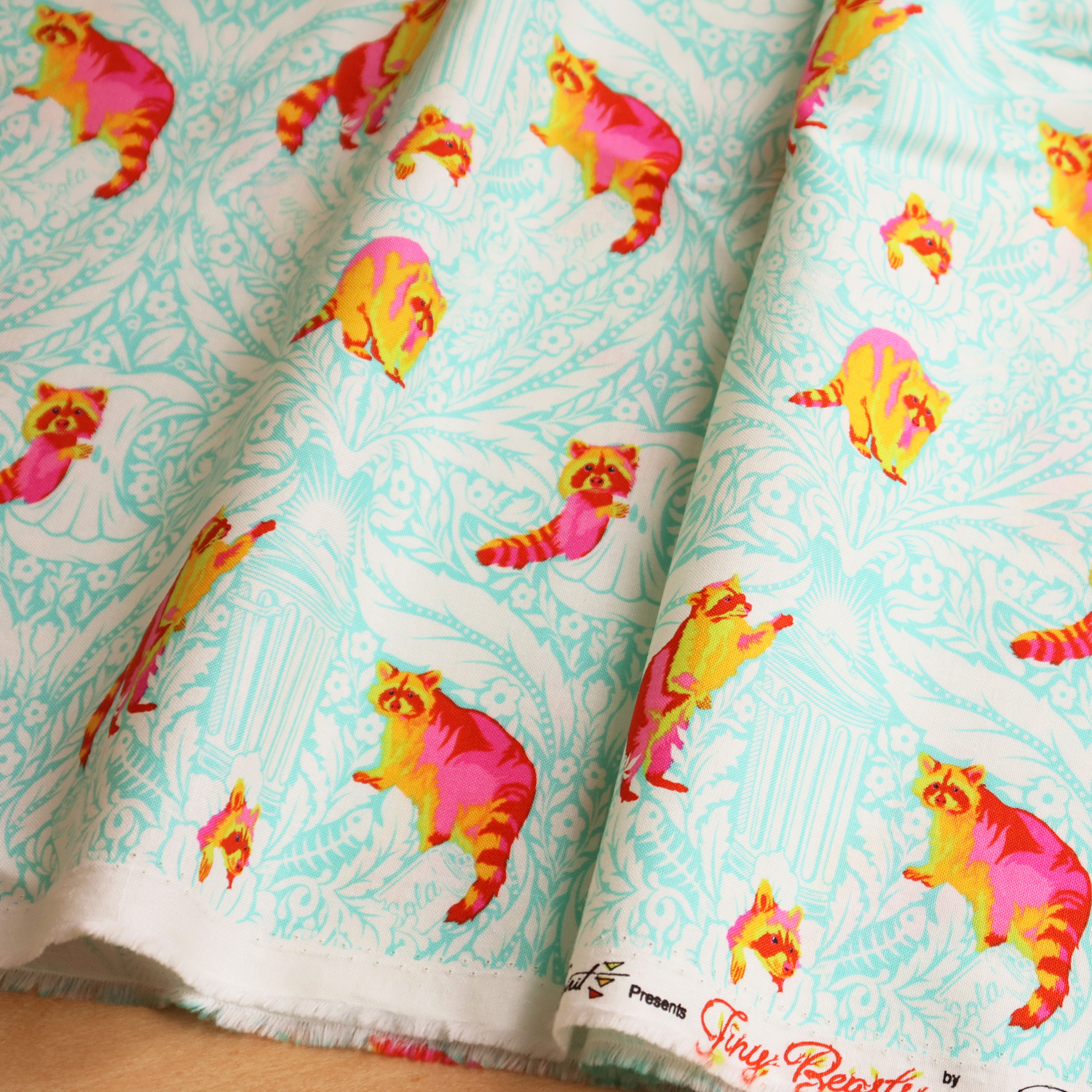 FSP-235　ライトブルー系地　ピンクあらいぐま　FreeSpirit Fabrics フリースピリット TULA PINK -チュラ・ピンク- USAプリント 巾約110cm 1m単位 (m)