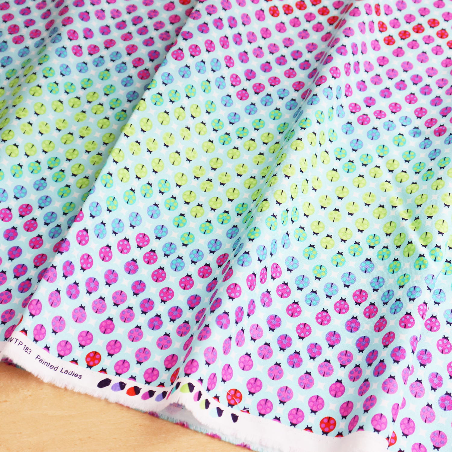 FSP-238　ライトブルーグラデーション　てんとう虫　FreeSpirit Fabrics フリースピリット TULA PINK -チュラ・ピンク- USAプリント 巾約110cm 1m単位 (m)