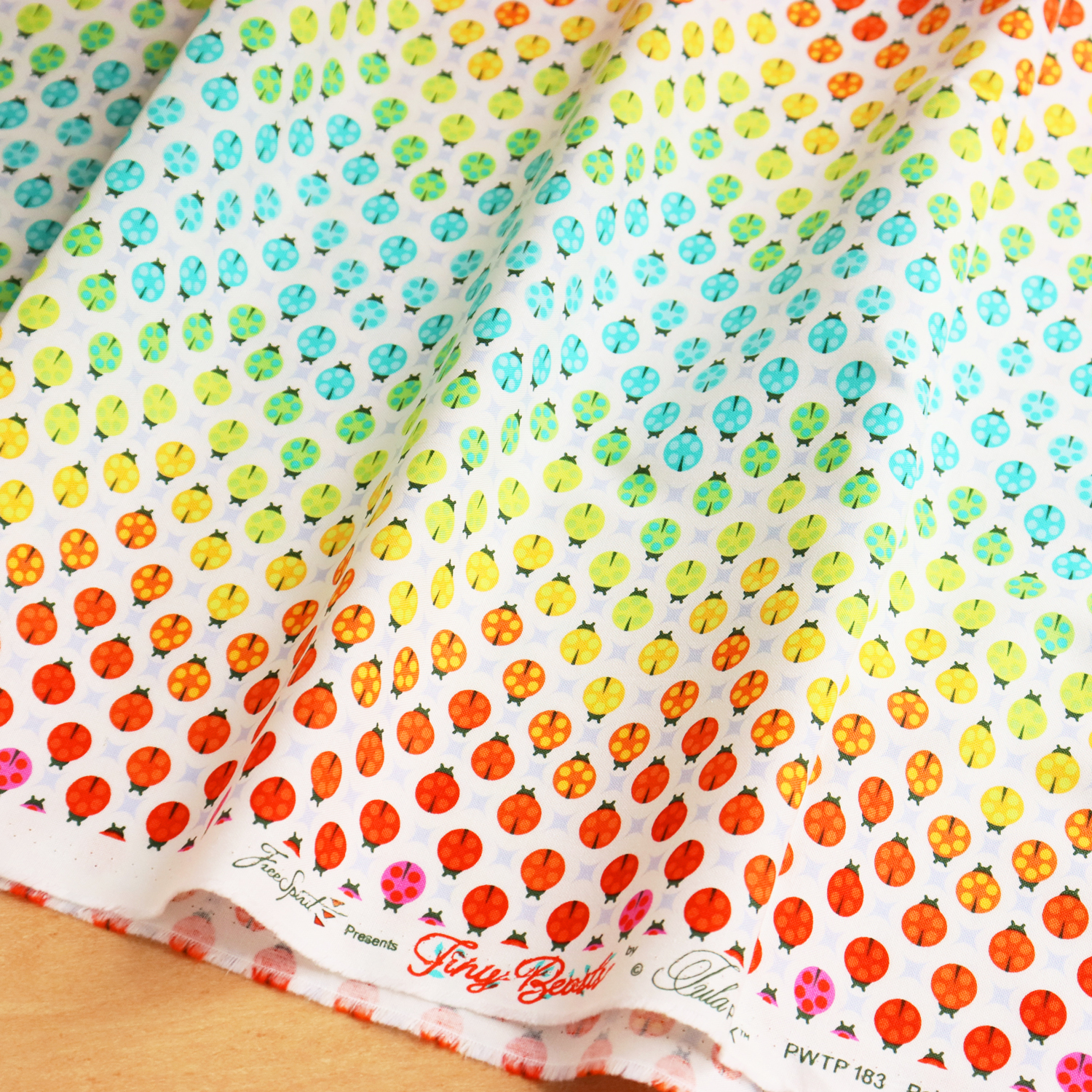 FSP-239　アイボリーグラデーション　てんとう虫　FreeSpirit Fabrics フリースピリット TULA PINK -チュラ・ピンク- USAプリント 巾約110cm 1m単位 (m)