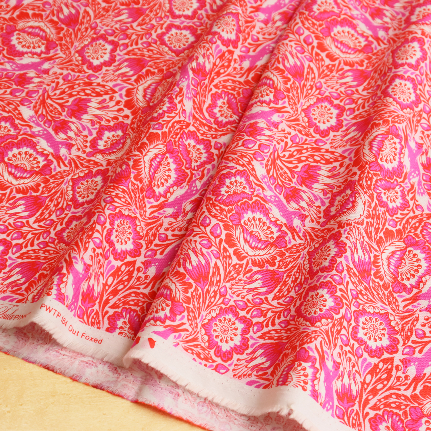 FSP-240　レッドピンク系　ボタニカル花　FreeSpirit Fabrics フリースピリット TULA PINK -チュラ・ピンク- USAプリント 巾約110cm 1m単位 (m)
