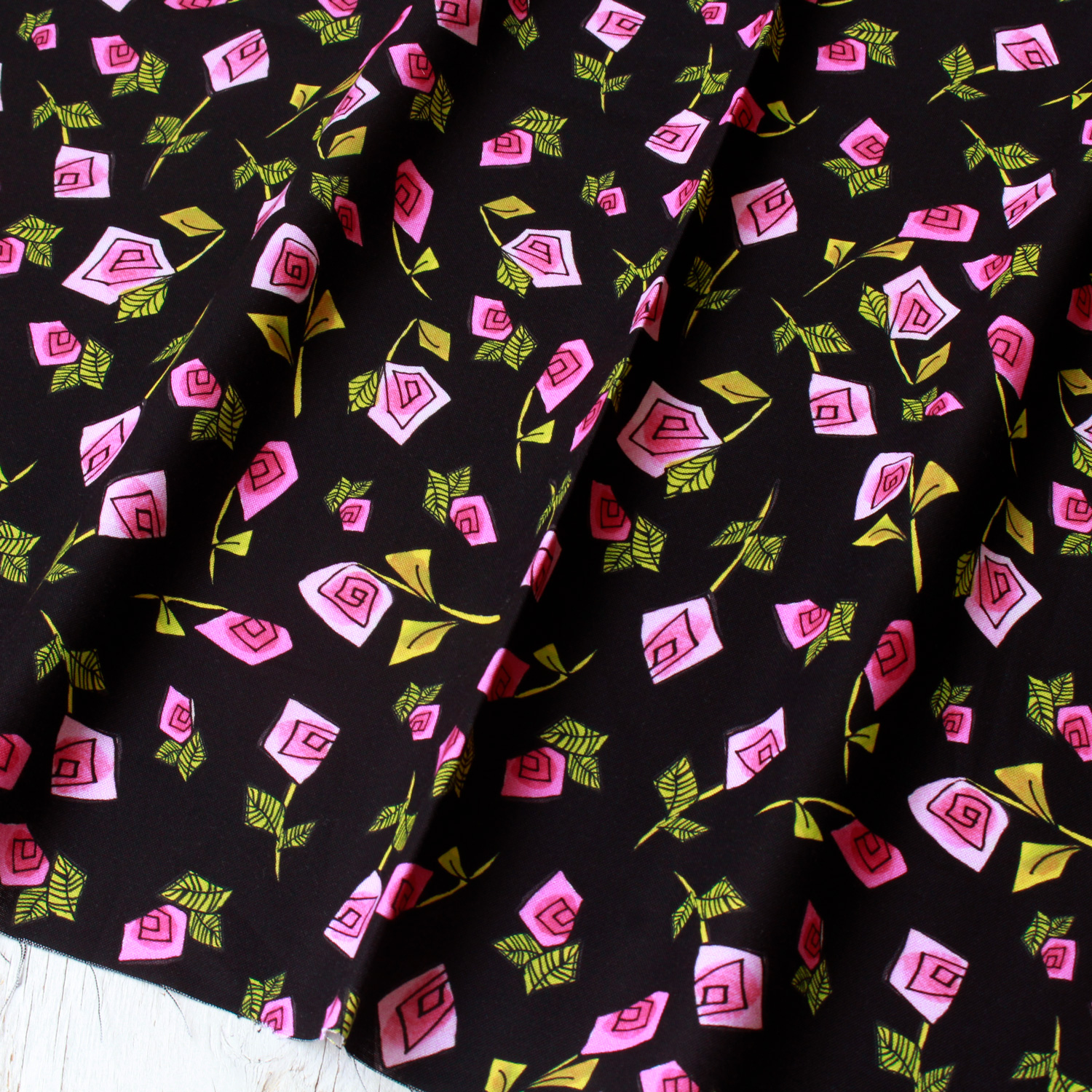 【0403再入荷】LORA692-611 Loralie Designs ローラライデザインズ ブラック地 カクカクピンクローズ エンジェルシリーズ USAプリント 1m単位(m)