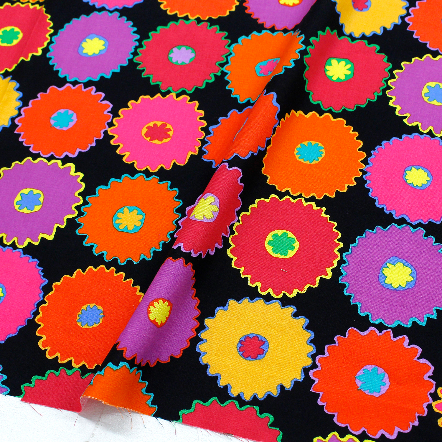 【タイムセール】FSP-928 ピンキングフラワー ブラック地 FreeSpirit フリースピリット Kaffe Fassett -ケイフ・ファセット- USAプリント m単位 (m)