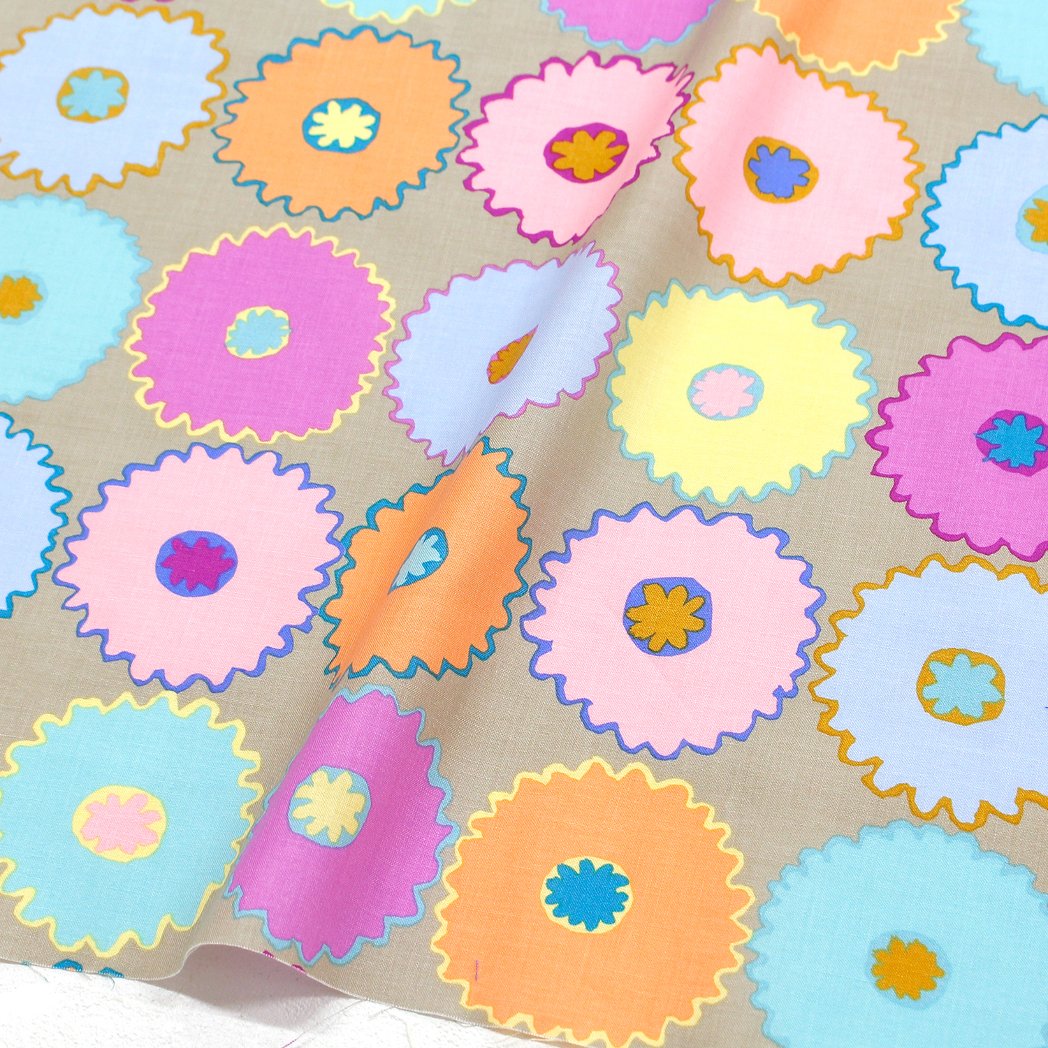 【タイムセール】FSP-929 ピンキングフラワー ベージュ地 FreeSpirit フリースピリット Kaffe Fassett -ケイフ・ファセット- USAプリント m単位 (m)