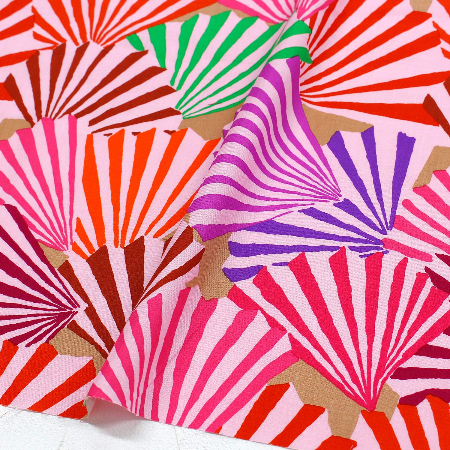 【タイムセール】FSP-932 いろどり扇 ピンク系 FreeSpirit フリースピリット Kaffe Fassett -ケイフ・ファセット- USAプリント m単位 (m)