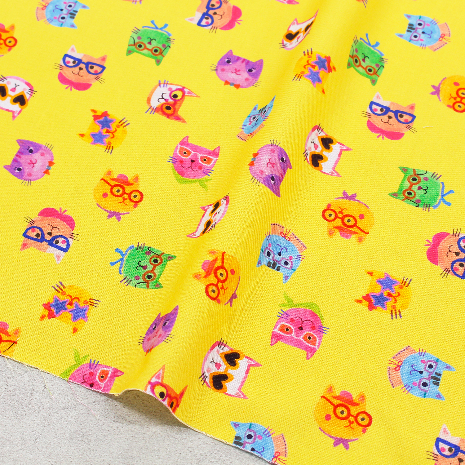 【0116新柄】ROB23285-128 イエロー地 メガネをかけた猫 ROBERT KAUFMAN ロバートカフマン USAプリント 巾約110cm 1m単位 (m)