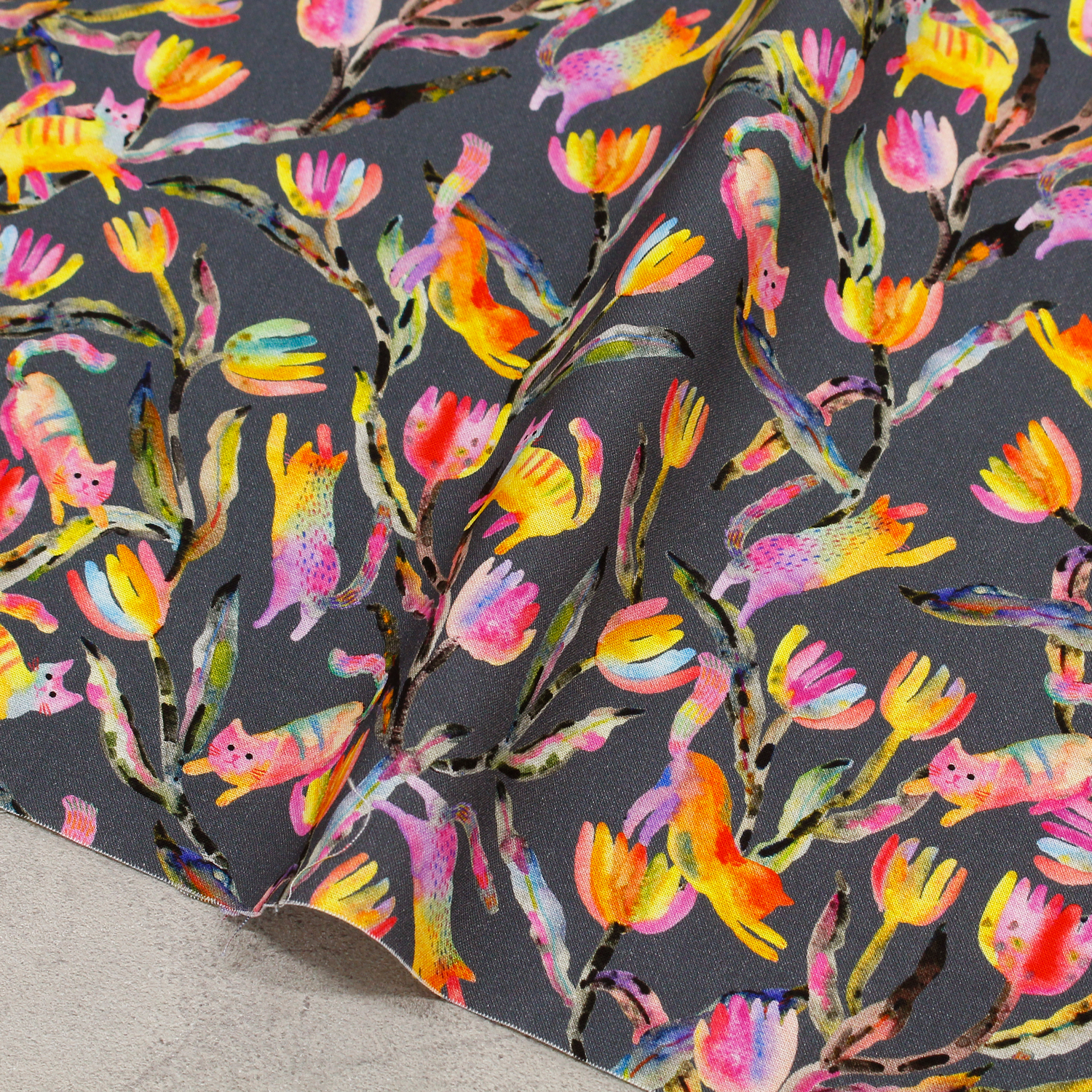 【0116新柄】ROB23287-304 グレー地 カラフル植物とネコ ROBERT KAUFMAN ロバートカフマン USAプリント 巾約110cm 1m単位 (m)