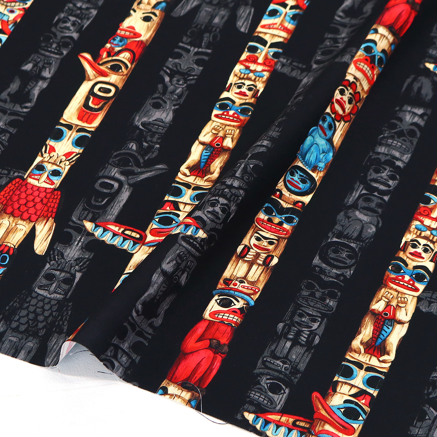 【0428新柄】TIME3576-B 黒地 トーテムポール 民族模様  カラフル足跡 USAシーチングプリント TIMELESS TREASURES タイムレストレジャー 1m単位 (m)