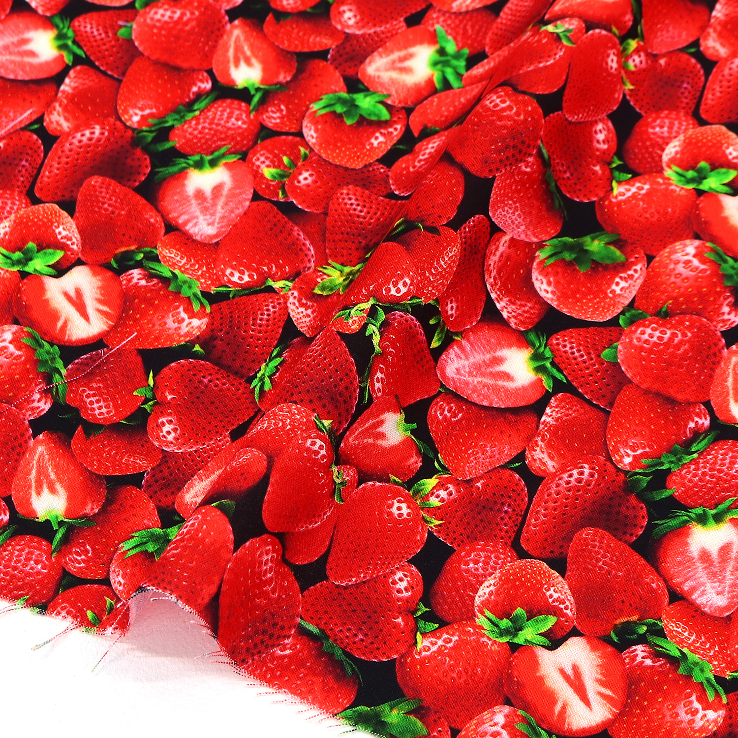 【0428新柄】TIME3908-B 黒地 ぎっしりいちご リアルフルーツ USAシーチングプリント TIMELESS TREASURES タイムレストレジャー 1m単位 (m)