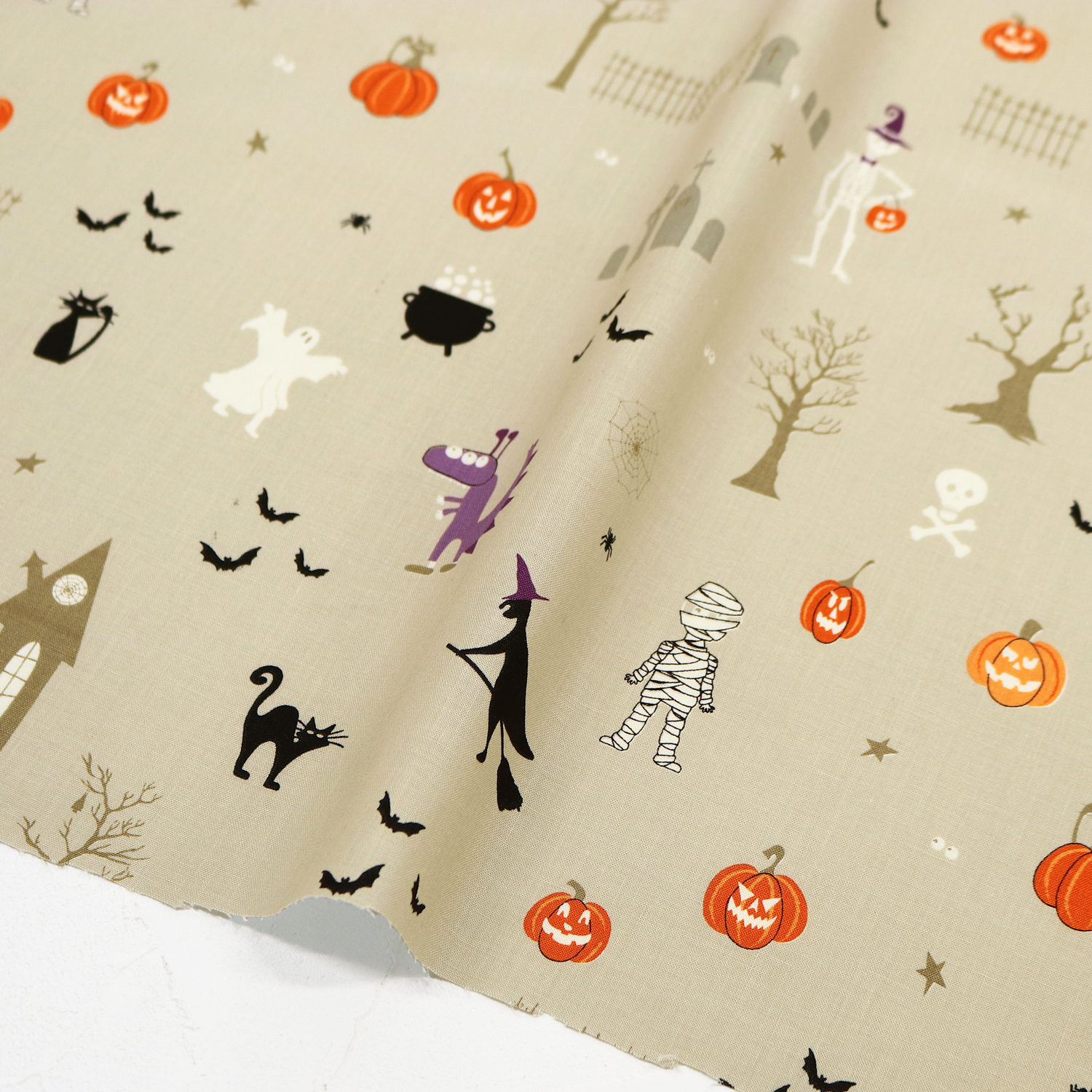 USA2607-390 グレー地 ハロウィン柄  USAプリント USAコットン シーチング 巾約110cm 1m単位(m)
