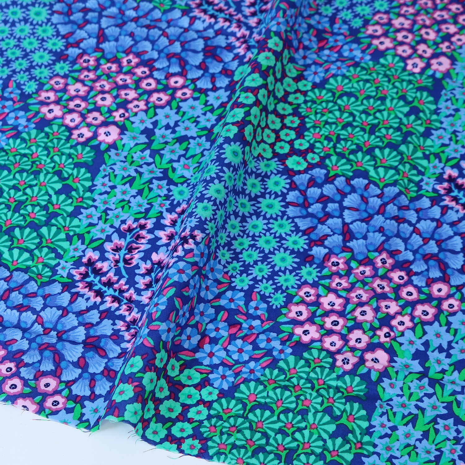 【2608新柄】FSP-1002 青地 花柄 ローン生地 USAプリント Kaffe Fassett ケイフ・ファセット FreeSpirit フリースピリット 1m単位 (m)
