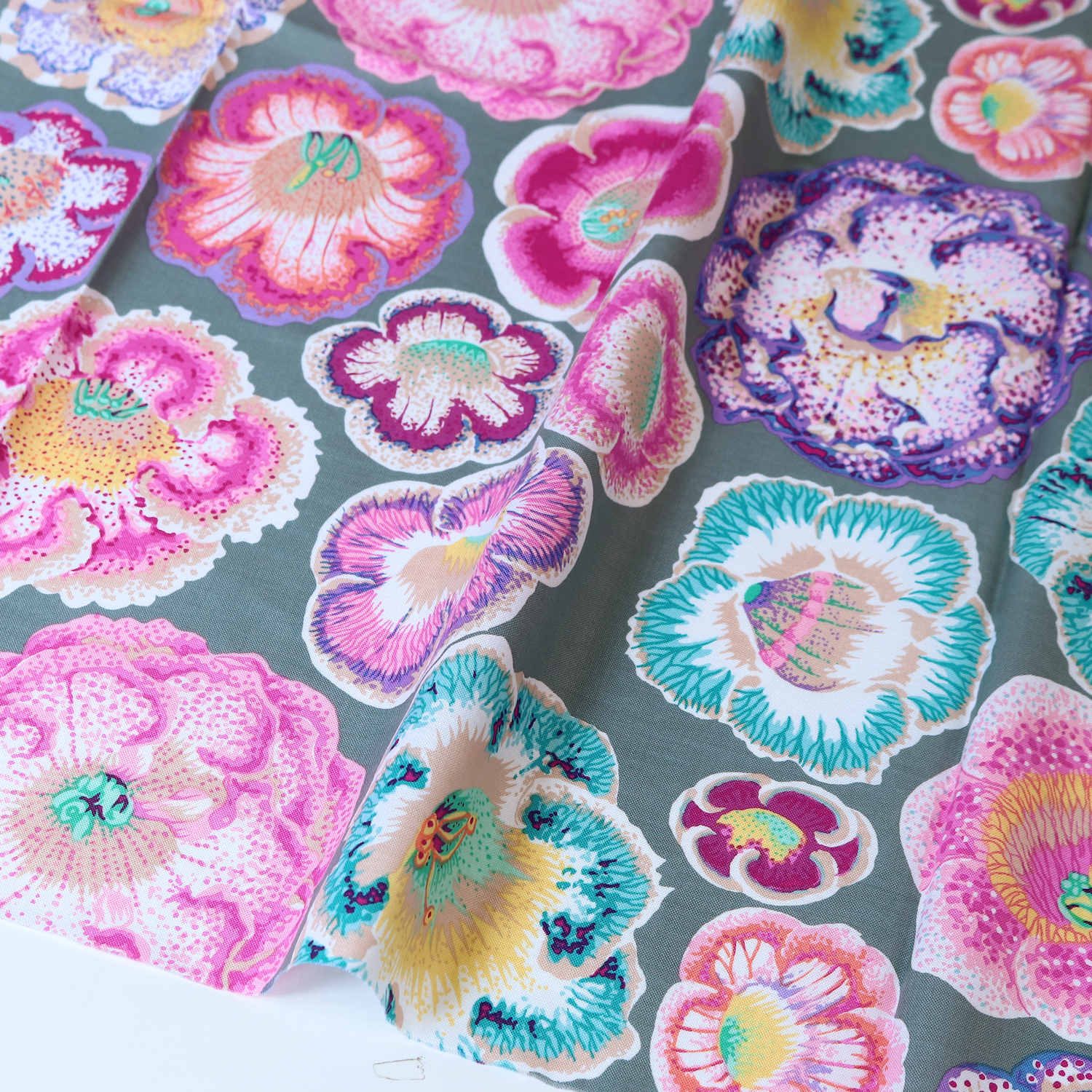 【2608新柄】FSP-951 グレー地 花 リアル USAプリント Kaffe Fassett ケイフ・ファセット FreeSpirit フリースピリット 1m単位 (m)