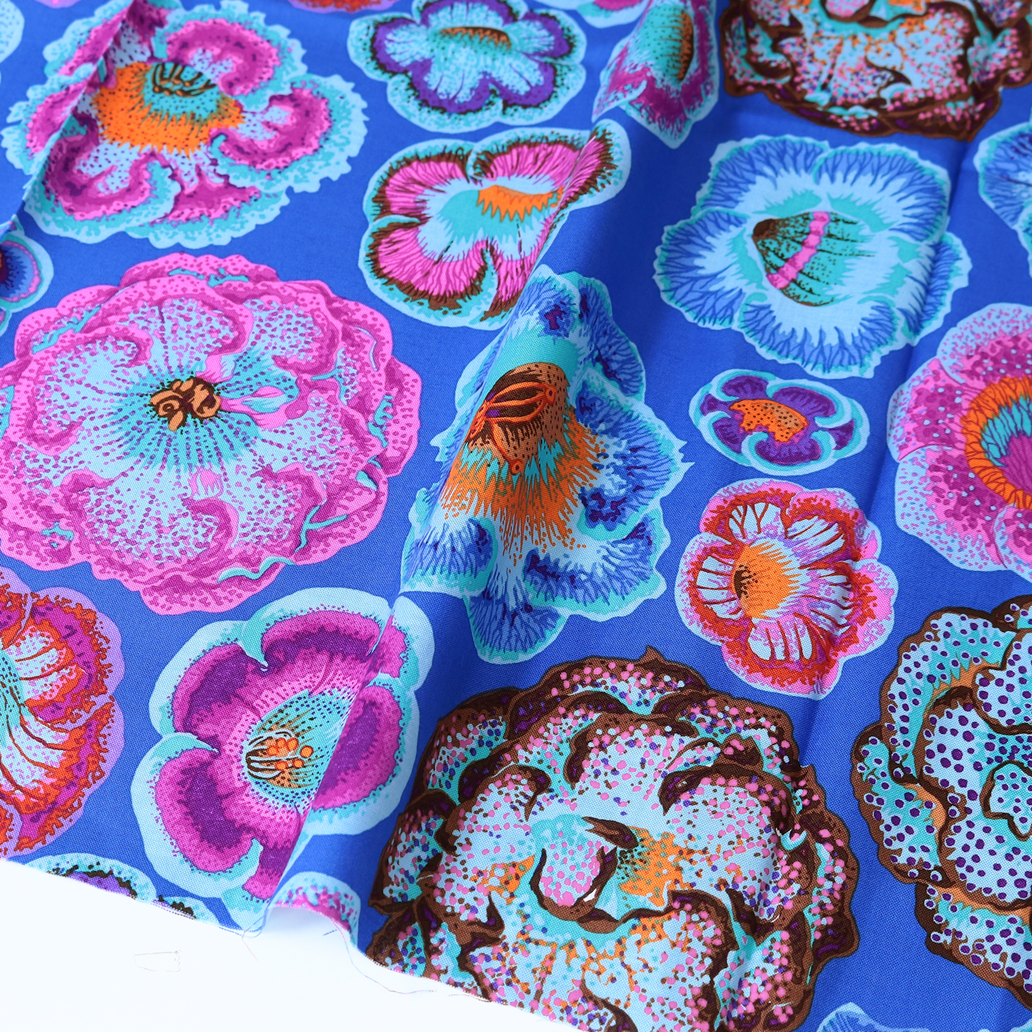 【2608新柄】FSP-952 青地 花 リアル USAプリント Kaffe Fassett ケイフ・ファセット FreeSpirit フリースピリット 1m単位 (m)